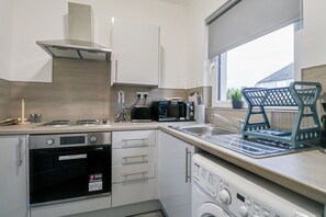 Fridge, microwave, oven, stovetop - Leadenflower Apartment (Crieff)