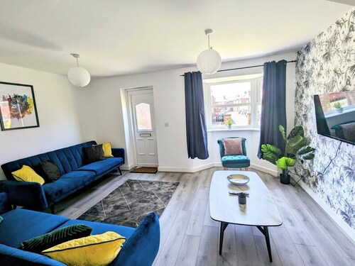 Latchford Mews - Vibrant & Modern Four Bed House