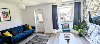 Latchford Mews - Vibrant & Modern Four Bed House