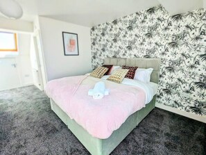 4 Schlafzimmer, Schreibtisch, Bügeleisen/Bügelbrett, kostenloses WLAN