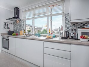 Dishwasher, high chair, cookware/dishes/utensils - First Floor Apartment - UK44652 (Paignton)