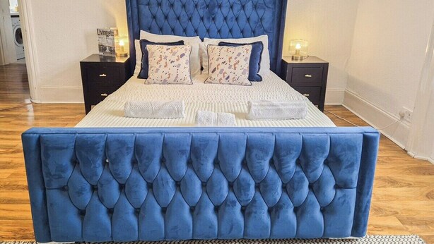 A bedroom with a large bed, two bedside tables, and a nightstand. - 2-Bed Maida Vale flat | Little Venice, Paddington (London)