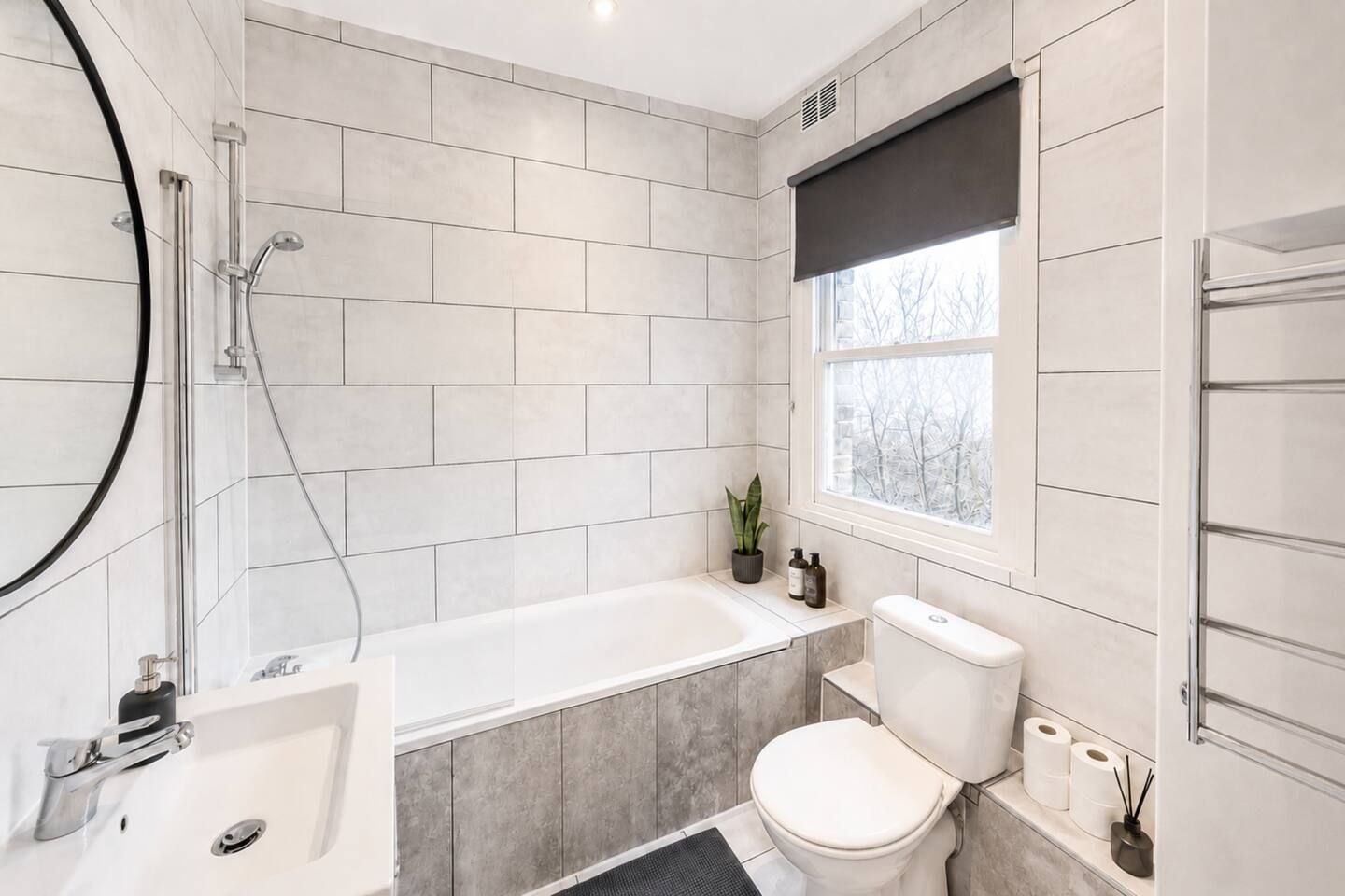 Une salle de bain moderne avec une baignoire, des toilettes et un lavabo.