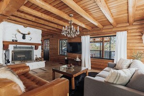 Living area - Golf and Ski at Pond View (Big Bear Lake)