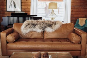 Living area - Golf and Ski at Pond View (Big Bear Lake)