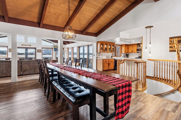 Basic Cabin | Dining room