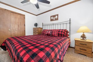 Basic Cabin | 4 bedrooms, free WiFi - Grand Lakefront Escape (Big Bear Lake)