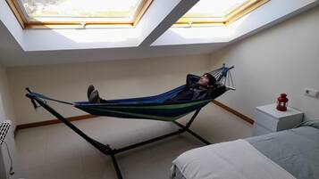1 slaapkamer, een strijkplank/strijkijzer