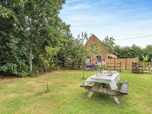 Outdoor dining - Dower House Lodge is a sanctuary where luxury meets practicality. (Ludlow)