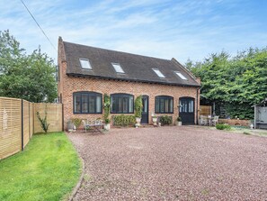 Exterior - Dower House Lodge is a sanctuary where luxury meets practicality. (Ludlow)