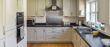 Kühlschrank, Mikrowelle, Ofen, Geschirrspüler