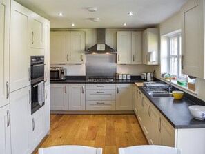 Fridge, microwave, oven, dishwasher - 5 bedroom accommodation in Penrith (Penrith)