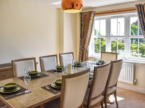 Dining - 5 bedroom accommodation in Penrith (Penrith)