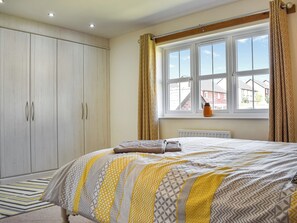 5 bedrooms, travel cot, free WiFi, bed sheets - 5 bedroom accommodation in Penrith (Penrith)