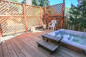 Outdoor spa tub - Four Seasons Retreat (Big Bear Lake)