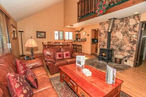 Basic Cabin | Living area