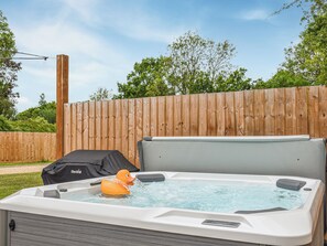 Outdoor spa tub - 5 bedroom accommodation in Diss (Diss)
