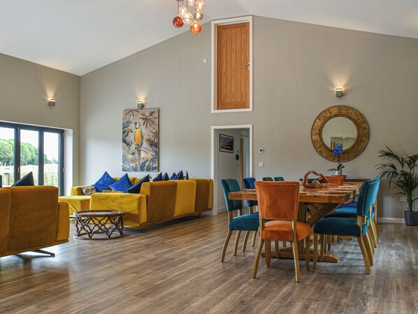 Dining - 5 bedroom accommodation in Diss (Diss)