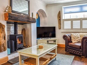 Una televisión, una chimenea