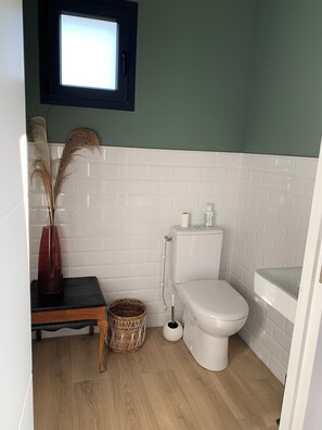 Douche, sèche-cheveux, serviettes fournies, savon