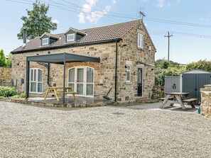 Outdoor dining - Discover Yorkshire’s charms from this cosy holiday let. (Warmfield, near Wakefield)