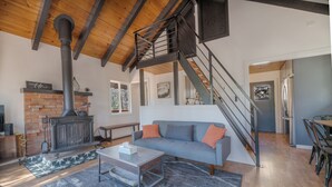 Basic Cabin | Living area - Forest Escape  (Fawnskin)