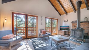 Basic Cabin | Living area - Forest Escape  (Fawnskin)