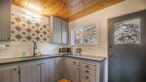 Basic Cabin | Private kitchen - Forest Escape  (Fawnskin)