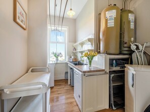 Dishwasher, highchair - 8 bedroom accommodation in Goathland, near Whitby (Goathland, near Whitby)