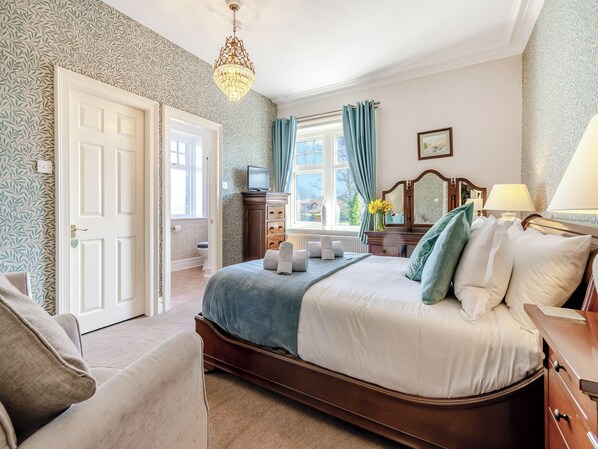 8 bedrooms, WiFi (free), bed sheets