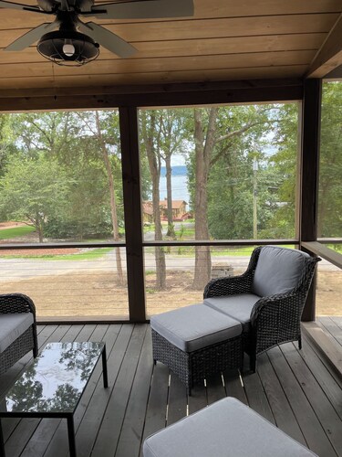 Unwind on the screen porch, fish, or enjoy the fabulous kitchen 3 mi City Harbor