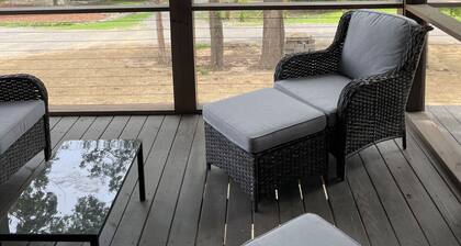 Unwind on the screen porch, fish, or enjoy the fabulous kitchen 3 mi City Harbor