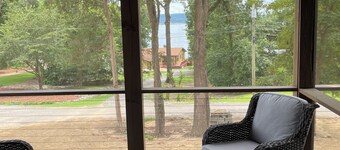 Unwind on the screen porch, fish, or enjoy the fabulous kitchen 3 mi City Harbor