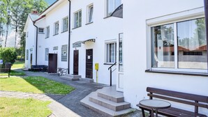 A white building with a staircase leading to a door marked "5A". - Awesome apartment in Ustka with WiFi (Ustka)
