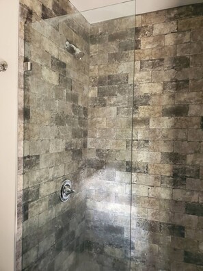 Regadera, amenidades de baño ecológicas, toallas, jabón 
