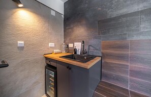 Køleskab, ovn, opvaskemaskine, kaffe-/temaskine