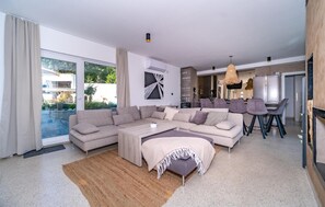 Smart TV, fireplace