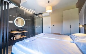 4 soveværelser, pengeskab på værelset, strygejern/strygebræt