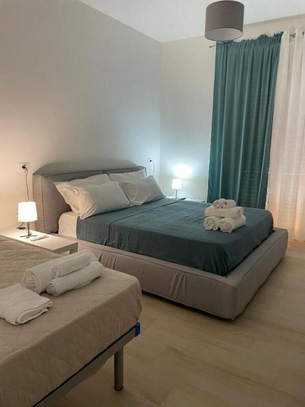 1 bedroom, bed sheets