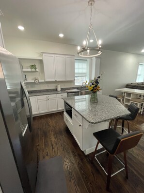 Refrigerador, microondas, horno y parrilla de estufa 