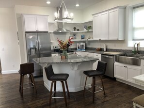 雪櫃、微波爐、焗爐、爐具