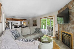 Smart-TV, Kamin, Bücher