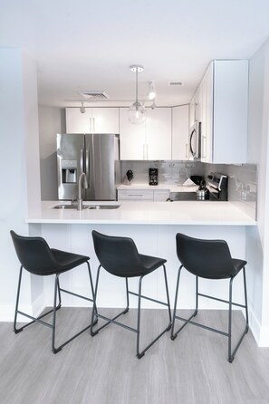 Jääkaappi, mikroaaltouuni, uuni, liesi