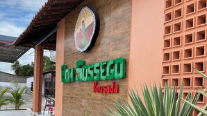 A building with a sign reading "Hotel Sossego Pousada." - BOM SOSSEGO POUSADA (Delmiro Gouveia)