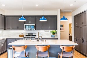 Refrigerador, microondas, horno y parrilla de estufa 