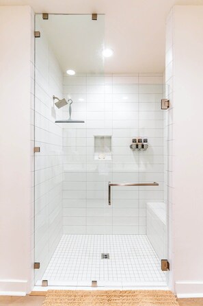 Een douche, een haardroger, handdoeken, shampoo