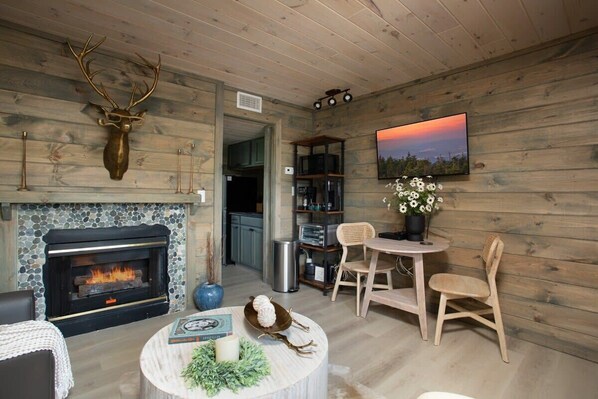 Televisión y chimenea 