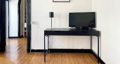 Central Hidden Gem Rustic Modern 2BDR City Flat