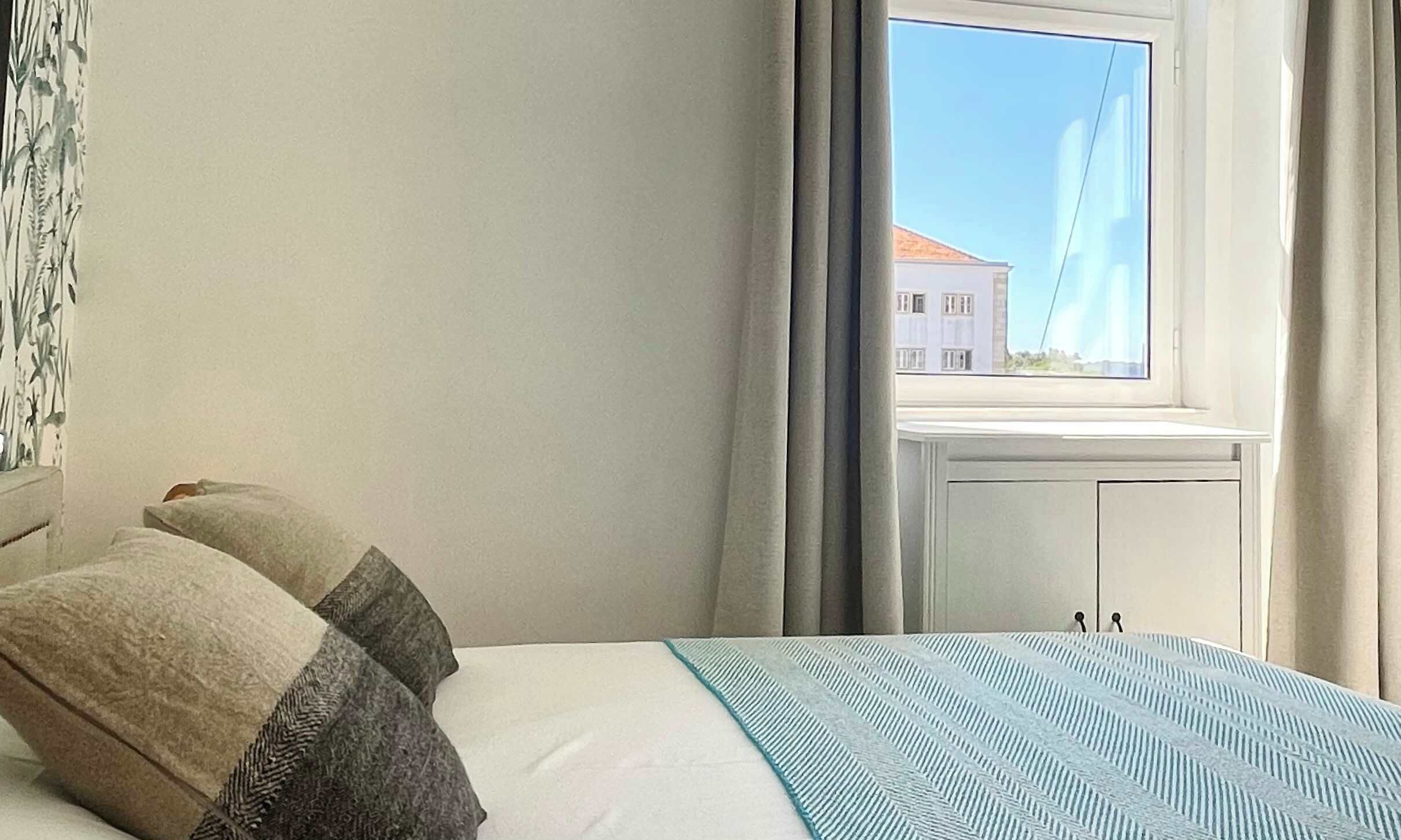 2 bedrooms, iron/ironing board, internet, bed sheets