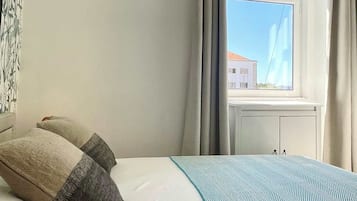 2 bedrooms, iron/ironing board, internet, bed sheets